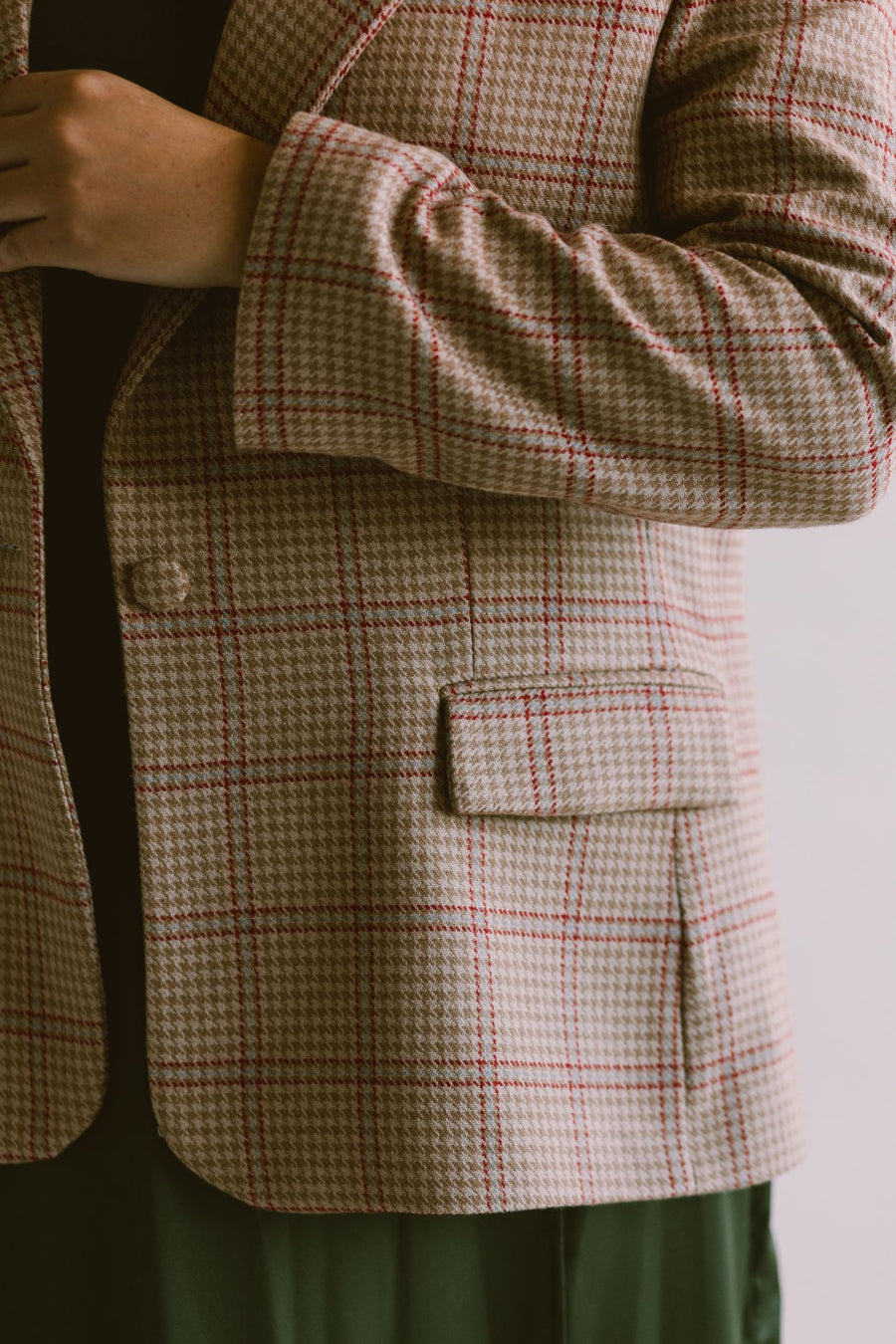 Blazer oversized pata de gallo beige detalle