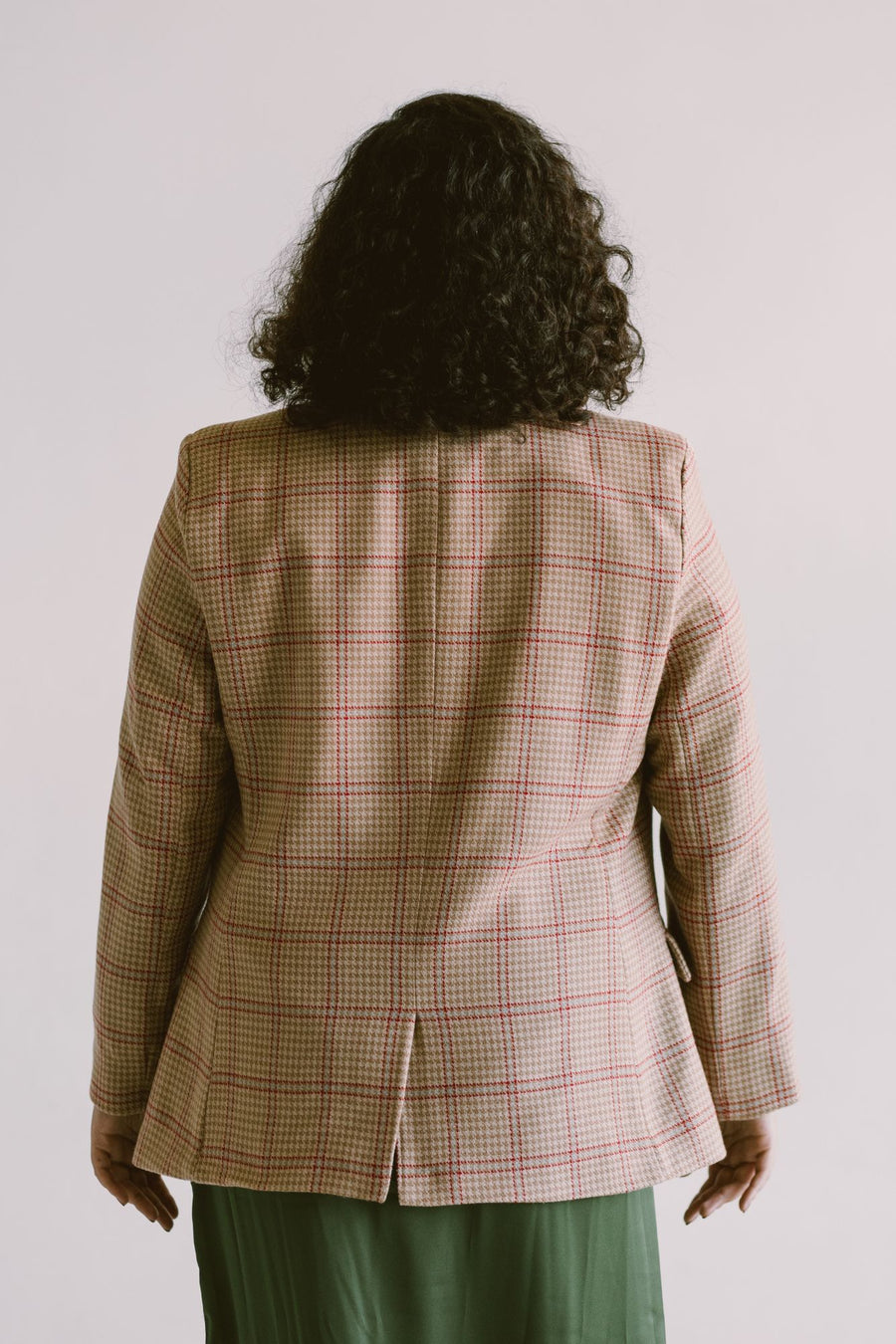 Blazer oversized pata de gallo beige espalda